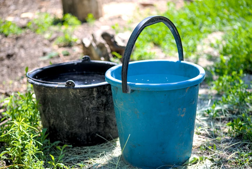 资料图：供水紧张时用水桶储水。 / Pixabay