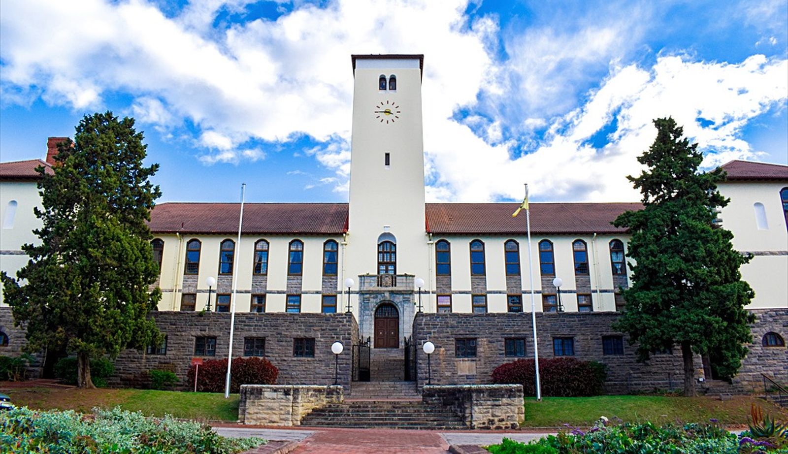 罗德斯大学表示，学生欠费持续增长，令维持教学、科研设施和人员配置的能力承压。 / Myriad Canada ...