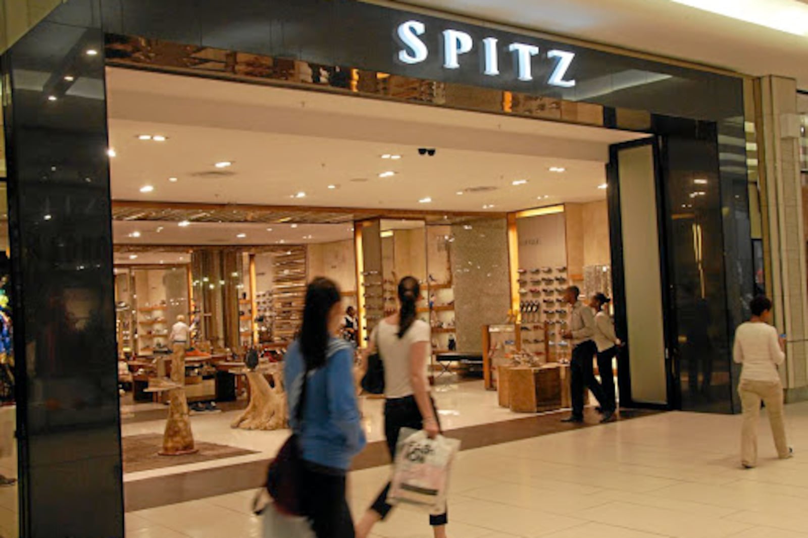 AVI旗下Spitz门店，资料图。AVI年报披露豪登省供水风险。 / Arnold Pronto