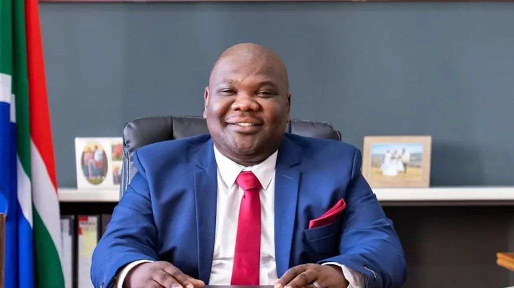 资料图：克尼斯纳前市长Thando Matika。 / Knysna Municipality/Facebook