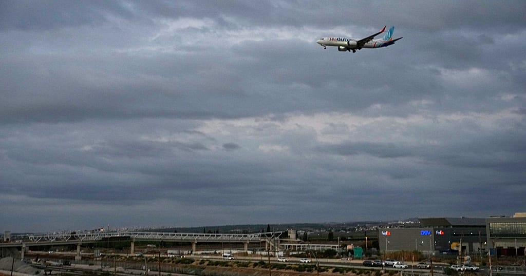 2026年9月30日，一架载有以色列乘客的FlyDubai飞机飞近特拉维夫附近的本-古里安国际机场。 / The Associate ...