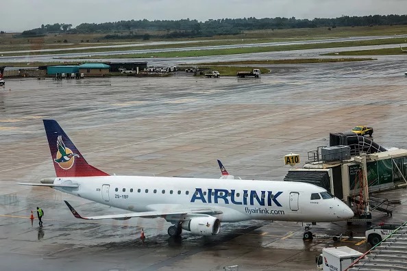 一架Airlink巴航工业E175STD客机停在埃库鲁莱尼的OR Tambo国际机场停机坪上。 / Phill Magakoe/AFP via Get ...