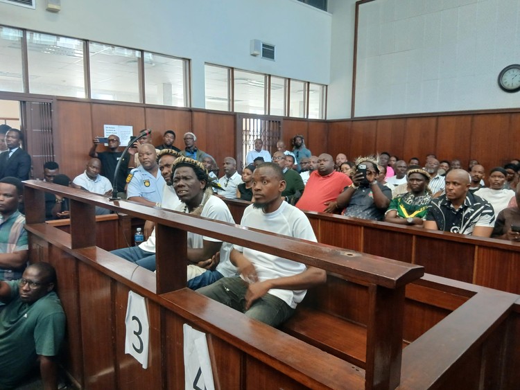 Wandile Nsibande、Sphelele Shinga和Malizo Dzanibe是因上周反移民暴力相关指控在德班地方法院出庭的24人 ...