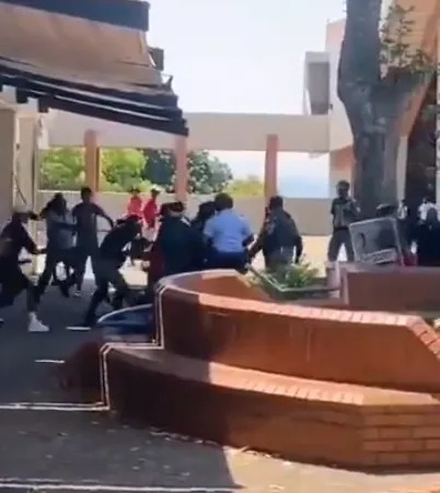 夸纳大学抗议发生冲突的画面。 / 视频截图／IOL