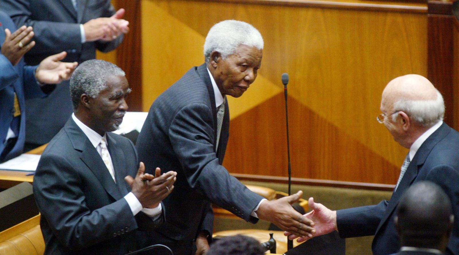 资料图：Nelson Mandela与FW de Klerk握手，Thabo Mbeki在旁；原文未注明拍摄日期。 / Gallo Images／Esa A ...
