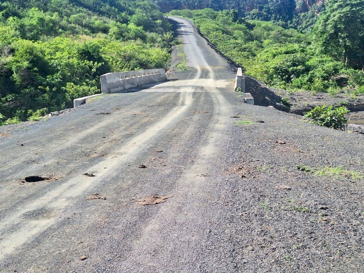 这条服务东开普姆塔塔周边村落的道路原定于2023年3月完工。 / Nombulelo Damba-Hendrik ...