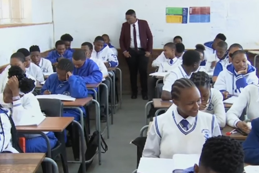 资料图：教室内的中学毕业班学生。 / SABC News