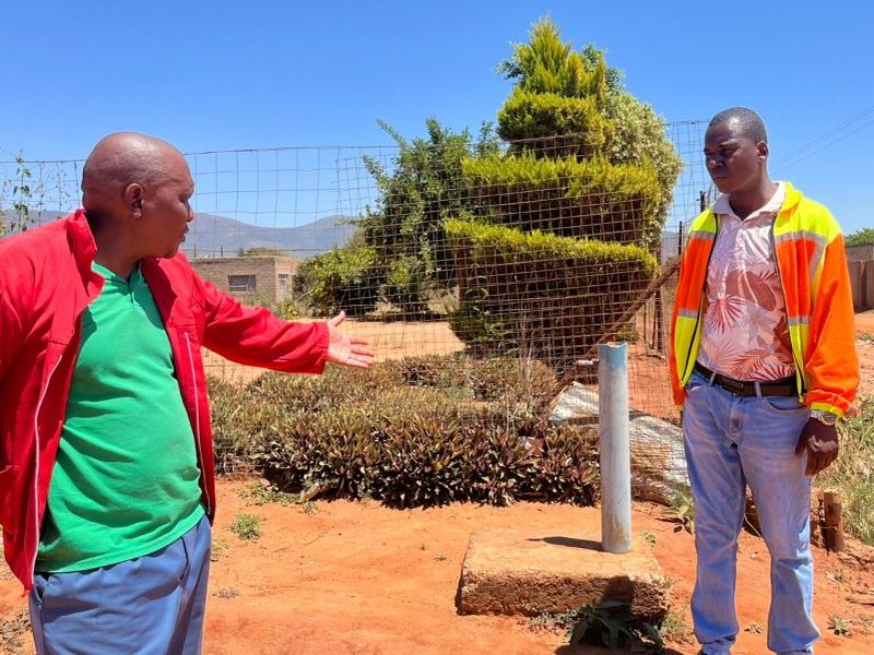 林波波省Mzombane村居民介绍当地基础服务问题。 / Thabiso Machaka / JacarandaFM Newswatch ...